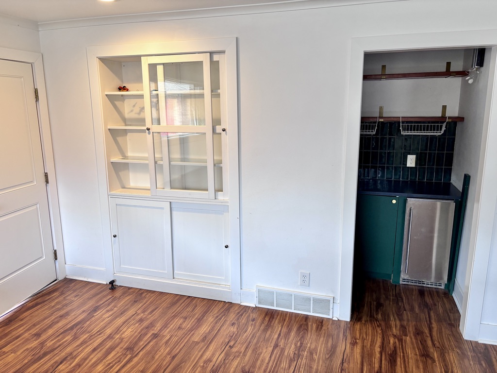 Dining toward pantry